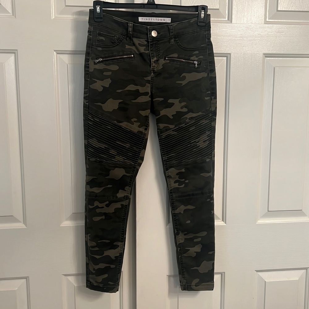U10- 2 Size 7 Denim Jeans: Tinseltown Camo Skinny. 2BW/U Dark Wash Cropped Pants
